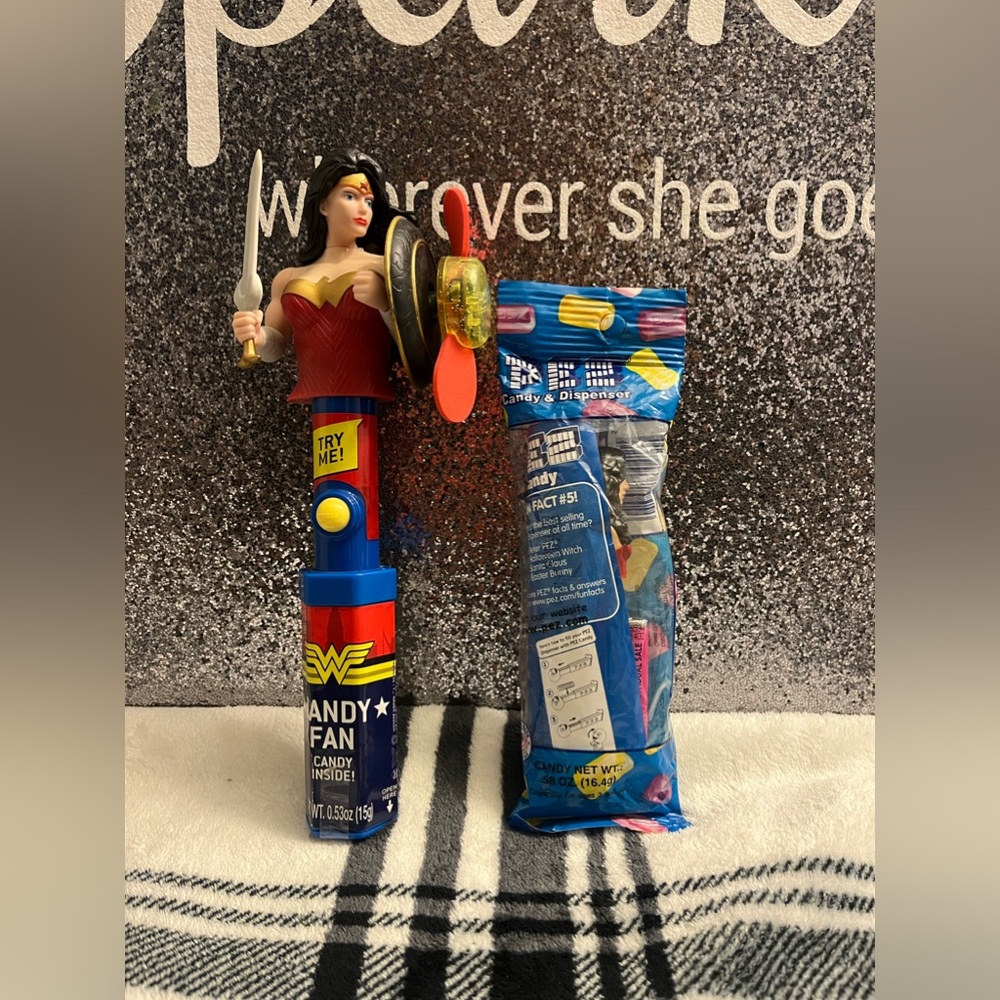 Wonder Woman Candy Fan and Wonder Woman PEZ Dispenser ❤️🤍💙 NWT.